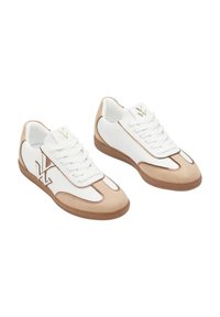 Baskets blanches et beiges avec des accents en daim, design à lacets, logo sur la languette et semelle en caoutchouc texturée. Présente des détails de couture contrastés.