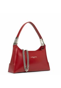 Borsa a tracolla in pelle rossa con una forma strutturata, tracolla in catena argentata e dettagli di marca sul fronte. Presenta una texture liscia e accessori a contrasto.