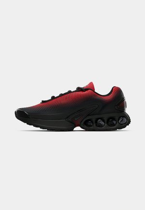 Fekete és piros sneaker, hálós felsőrésszel, sima gumitalppal, kidudorodó fűzőkkel és kiemelkedő légpárnás pods-okkal a középtalpon.