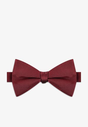 Bordowa mucha satynowa w klasycznym kształcie motyla z regulowanym paskiem, rozłożona na płasko na białym tle.