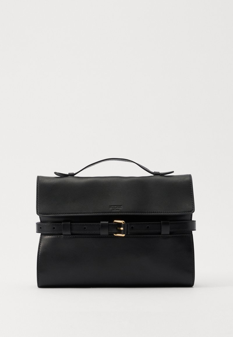 Sac à main en cuir noir avec un rabat, détail de boucle et une poignée supérieure. Texture lisse et design minimaliste, adapté à diverses occasions.