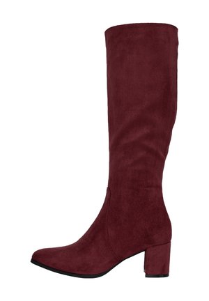 Knee-high bordeaux laarzen van suede, met een slanke vorm, spitse neus en een stevige hak voor stabiliteit. Gladde textuur met minimale accenten.