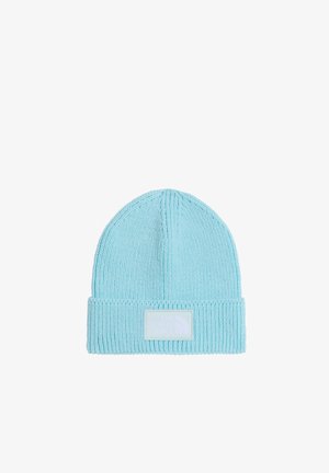 Cuffia a maglia azzurra chiara con risvolto e logo rettangolare bianco sul davanti.