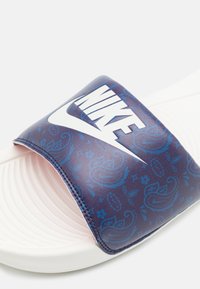 Nike Sportswear VICTORI ONE SLIDE - Chinelos de piscina - blackened blue/sail/dark marina blue/university red