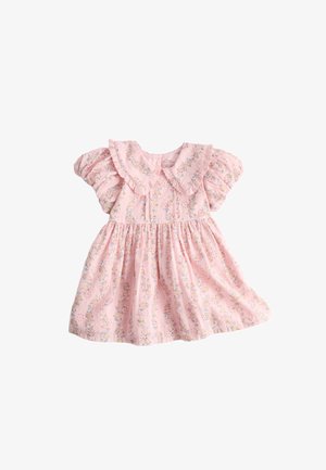 Roze babyjurk met bloemenpatroon, pofmouwtjes en een grote geplooide kraag met kanten rand.