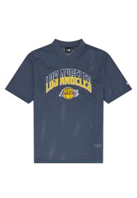 Pilkas klasikinių marškinėlių trumpomis rankovėmis su V formos iškirpte. Ant jo yra užrašas "LOS ANGELES" geltonu ir pilku šriftu, taip pat Los Andželo Lakers logotipas su krepšinio grafika.