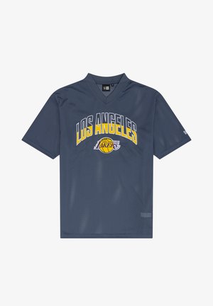 Pilkas klasikinių marškinėlių trumpomis rankovėmis su V formos iškirpte. Ant jo yra užrašas "LOS ANGELES" geltonu ir pilku šriftu, taip pat Los Andželo Lakers logotipas su krepšinio grafika.
