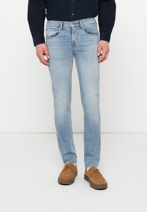 - Jeansy Slim Fit