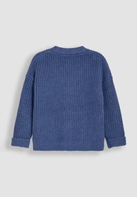 Pulover tricotat albastru cu un model texturat, formă pătrată și mansete răsucite. Prezintă un guler rotund și tiv zimțat. Ajustare standard.