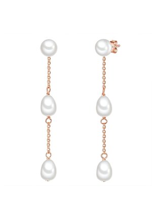 Orecchini a pendente con tre perle bianche su una catena in oro rosa. Presentano perle tonde e perle a forma di goccia allungata.