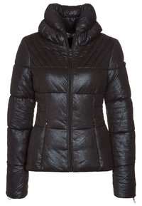 Giacca a vento nera con finitura lucida, colletto alto, design trapuntato, chiusura con zip e due tasche laterali. Isolata per il calore.