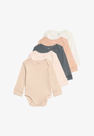 Cinco bodysuits de manga larga en beige, rosa claro, gris oscuro, crema y rosa suave. Fabricados en algodón, con botones a presión en la parte inferior y puños acanalados.