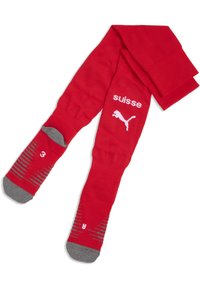 Czerwone skarpetki wykonane z dzianiny. Zawierają biały napis "suisse", biały logo Puma oraz szare sekcje na pięcie i palcach z kierunkowymi liniami.