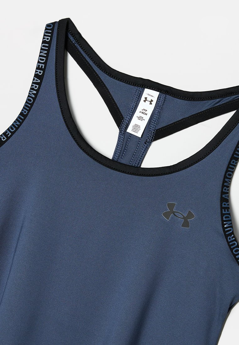 Débardeur de sport bleu marine en tissu lisse, avec des bretelles noires et un petit logo noir sur le côté gauche à l'avant.