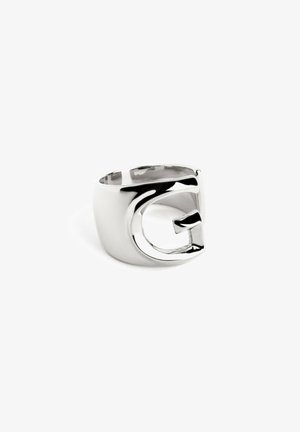 Anillo de plata con acabado pulido, que presenta un diseño abstracto de la letra "G". Bordes suaves y redondeados y una banda ancha que confiere una apariencia audaz.