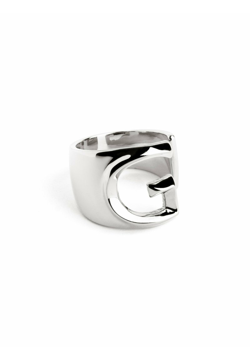 Anello in argento con finitura lucida, caratterizzato da un design astratto a forma di "G". Bordo liscio e arrotondato e una fascia ampia per un aspetto audace.