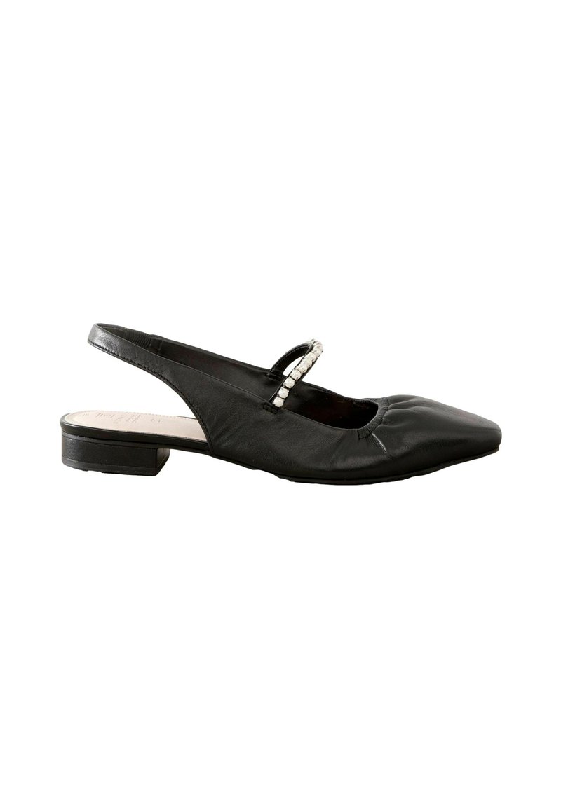 Mustat nahkaiset slingback-kengät, joissa on neliömäinen kärki, kerätty rakenne edessä ja koristeellinen hihna, jota korostavat pienet kivet.