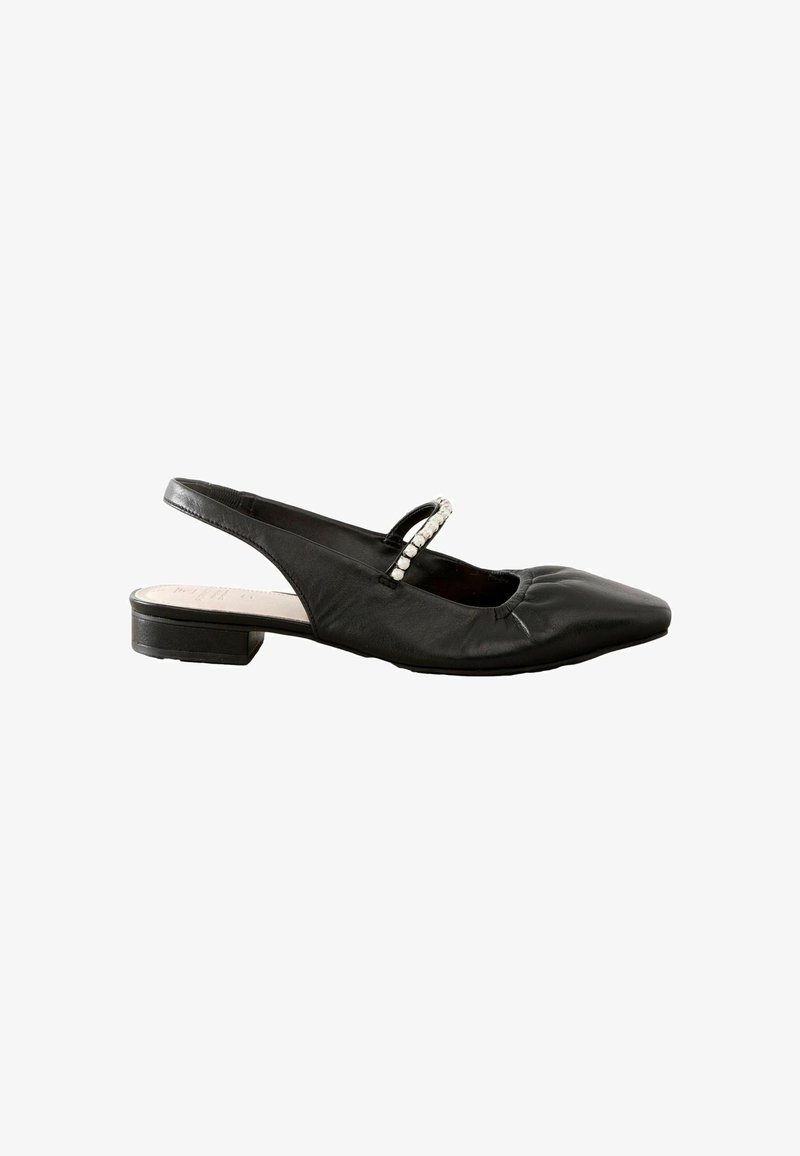 Mustat nahkaiset slingback-kengät, joissa on neliömäinen kärki, kerätty rakenne edessä ja koristeellinen hihna, jota korostavat pienet kivet.