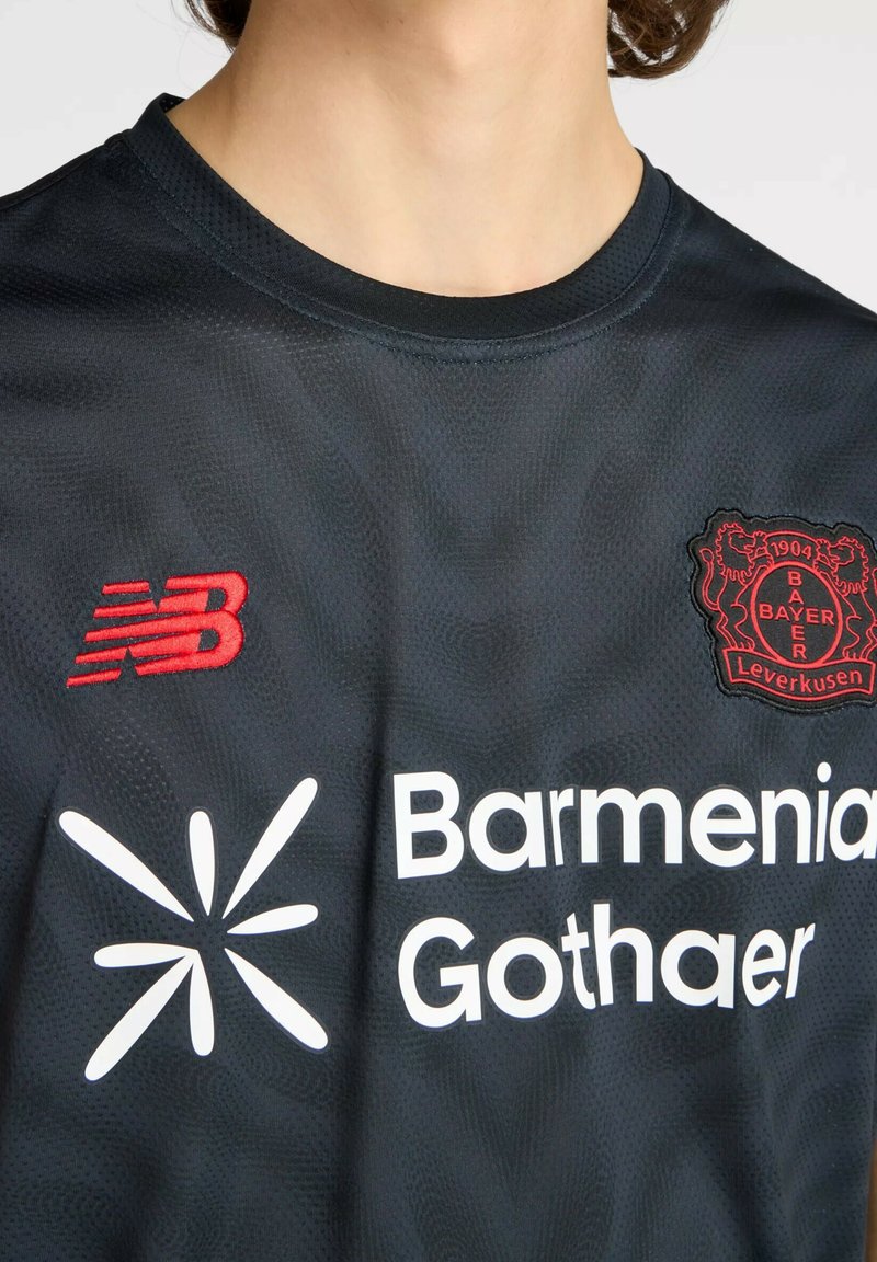 Schwarzes Sporttrikot mit strukturierter Oberfläche, rotem, gesticktem Bayer Leverkusen-Logo und weißem Schriftzug für Barmenia Gothaer.