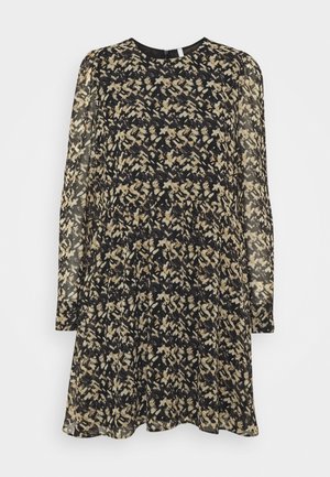 Vestido negro con mangas largas de tul, que presenta un patrón abstracto en tonos marrón y beige, escote redondo y una silueta fluida.