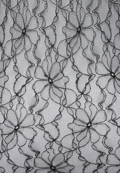 Černá květinová krajka s velkými, jemnými květy spojenými tenkými, vlnitými liniemi připomínajícími vinice na jemném síťovaném pozadí.