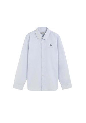 Camisa de manga larga azul claro hecha de algodón, con cuello abotonado y un pequeño logo de calavera negra en el pecho.