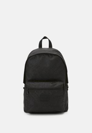 Zaino nero realizzato in tessuto texture, dotato di tasca frontale con zip, spallacci regolabili e motivo con logo su tutta la superficie. Silhouette classica.