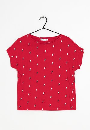 Czerwona bawełniana koszulka z krótkim rękawem, ozdobiona wzorem błyskawic w białym i czarnym kolorze, z zaokrąglonym dekoltem.