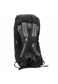 Mochila negra con soporte trasero de malla, correas acolchadas y acentos reflectantes. Cuenta con bolsillos laterales con cierre doble y una asa superior para llevarla.