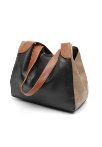 Skórzana torebka ma czarne ciało, beżowe panele boczne i brązowe paski na ramię. Teksturowane wykończenie z przestronnym wnętrzem.