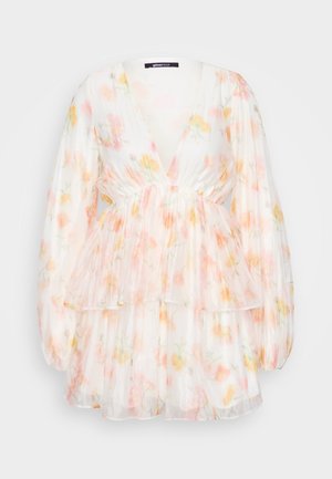 Blumengemustertes Kleid mit tiefem V-Ausschnitt, langen Puffärmeln und mehrlagigem, Rüschen-Design. Durchscheinender, leichter Stoff in sanften Pastellfarben.