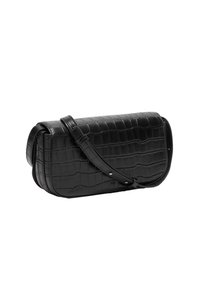 Schwarze Handtasche aus synthetischem Krokodilleder mit geschwungener Form, verstellbarem Tragegurt und dezenten Nähten. Strukturierten Oberflächen mit glänzender Oberfläche.