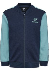 Mörkblå zip-up jacka med ljus teal ärmar. Har Hummel-logotyp på bröstet, ribbade muddar och slät textur med kontrasterande färger.