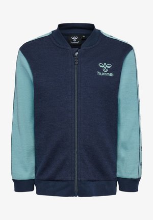 Marineblauwe zip-up jas met lichtblauwe mouwen. Bevat het Hummel-logo op de borst, geribde manchetten en een soepele textuur met contrasterende kleuren.