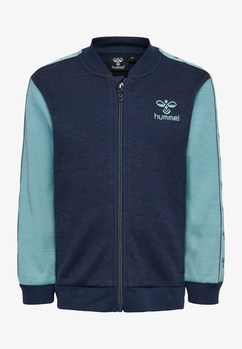 Navyblaue Zip-Jacke mit helltürkisen Ärmeln. Verfügt über das Hummel-Logo auf der Brust, gerippte Bündchen und eine glatte Textur mit kontrastierenden Farben.