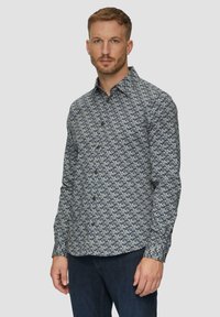 Button-up Hemd mit einem navyblauen, weißen und hellblauen Blumenmuster, langen Ärmeln und einem Kragen. Hergestellt aus einem glatten Stoff, der eine strukturierte Passform bietet.