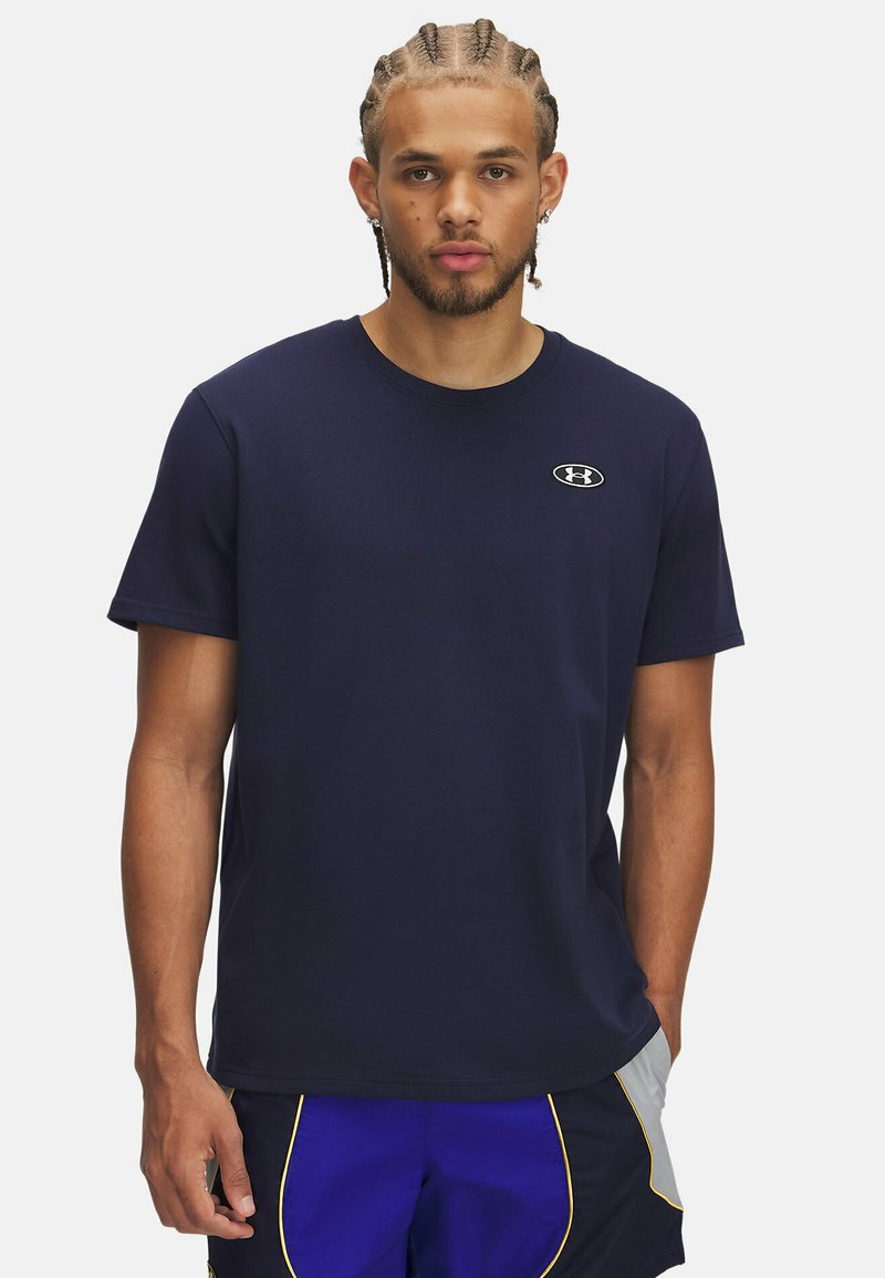 Marineblauwe korte mouwen t-shirt van katoen, met een ronde hals en een klein geborduurd logo op de borst, gladde textuur.