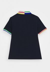 Granatowa koszulka polo z krótkim rękawem. Posiada kolorowy, paskowany kołnierzyk oraz akcenty na rękawach w kolorach czerwonym, zielonym, żółtym i niebieskim. Materiał bawełniany.