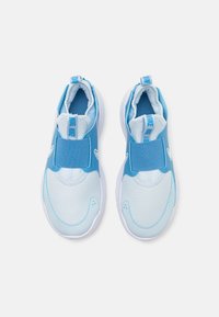 Baskets de sport bleues avec une tige en mesh, une sangle élastique au milieu du pied et des semelles en caoutchouc blanches. Présentent une texture lisse et un design minimaliste.