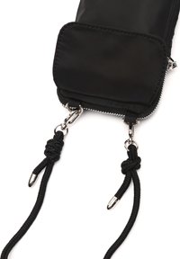 Juodas nailono maišelis su užtrauktuku, turintis metalinius elementus, pintas virvutes ir minkštą, lygią tekstūrą.