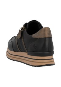 Schwarze Ledersneaker mit strukturierten Oberflächen und bronze Akzent an der Ferse. Verfügt über eine braune Gummisohle mit Streifen und einem Reißverschluss.