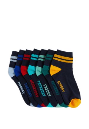Sieben Paar Crew-Socken in verschiedenen Farben mit Tagesbeschriftungen. Die Materialien sind weich gestrickt und verfügen über kontrastierende Streifen sowie gerippte Bündchen.