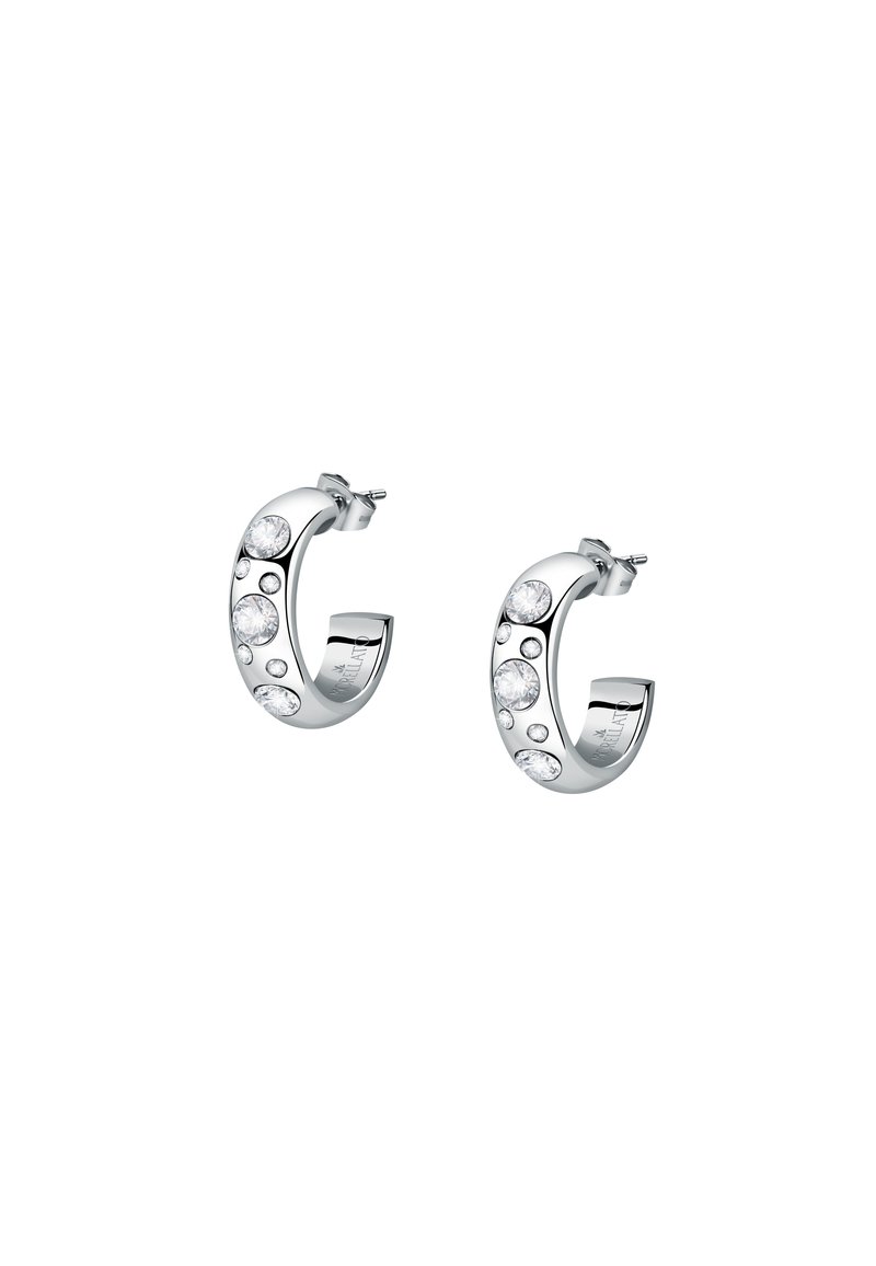 Orecchini a cerchio in argento con sei cristalli trasparenti incastonati in un design lucido, dotati di chiusura a perno e gancio sicuro.