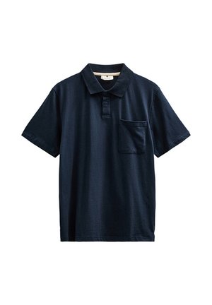 Polo blu navy a maniche corte con colletto, patta con due bottoni e taschino sul petto, mostrata su sfondo bianco.
