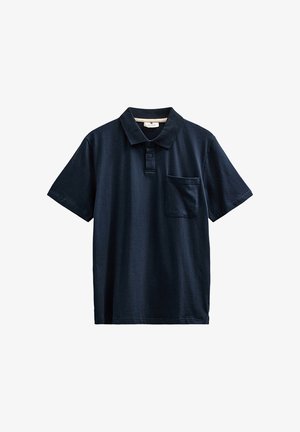 Polo blu navy a maniche corte con colletto, patta con due bottoni e taschino sul petto, mostrata su sfondo bianco.