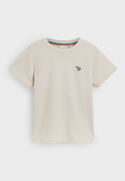 Beige bomulds t-shirt med korte ærmer, rund halsudskæring og et lille blåt og sort stribet hestelogo på venstre bryst.