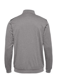 Grå sweatshirts med lange ærmer, krave og ribbet kant. Har marineblå detaljer på skuldrene og et tekstureret stof.