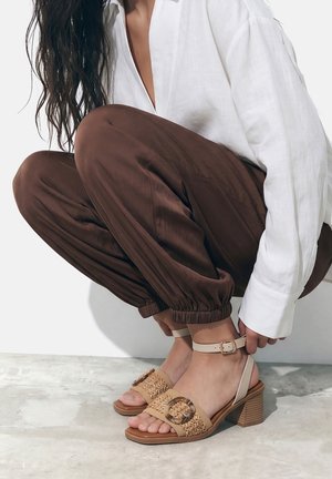 mtng, SANDALIAS DE TACÓN GRETA - Sandalen - beige