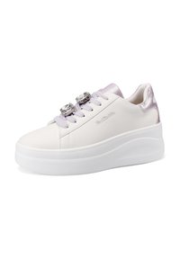 Sneaker bianco con tomaia in pelle liscia e un accento lucido in lavanda sul tallone, caratterizzato da due ornamenti decorativi in argento.