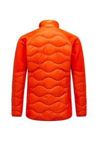 Giacca isolata di colore arancio brillante con motivo a onde trapuntato su schiena e maniche, colletto alto, mostrata da una vista posteriore.